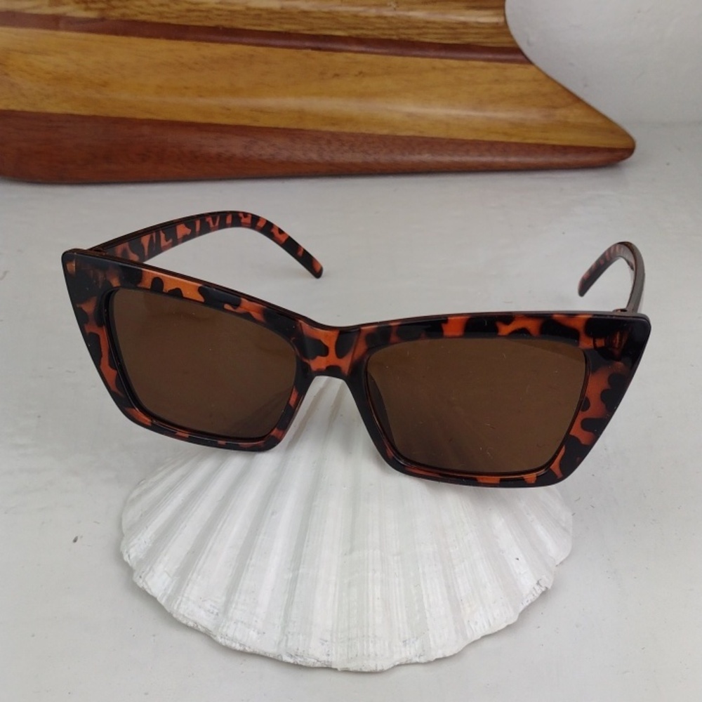 Very Cool Tortoiseshell Like Cat-Eye Women's Sunglasses - Brown Lenses